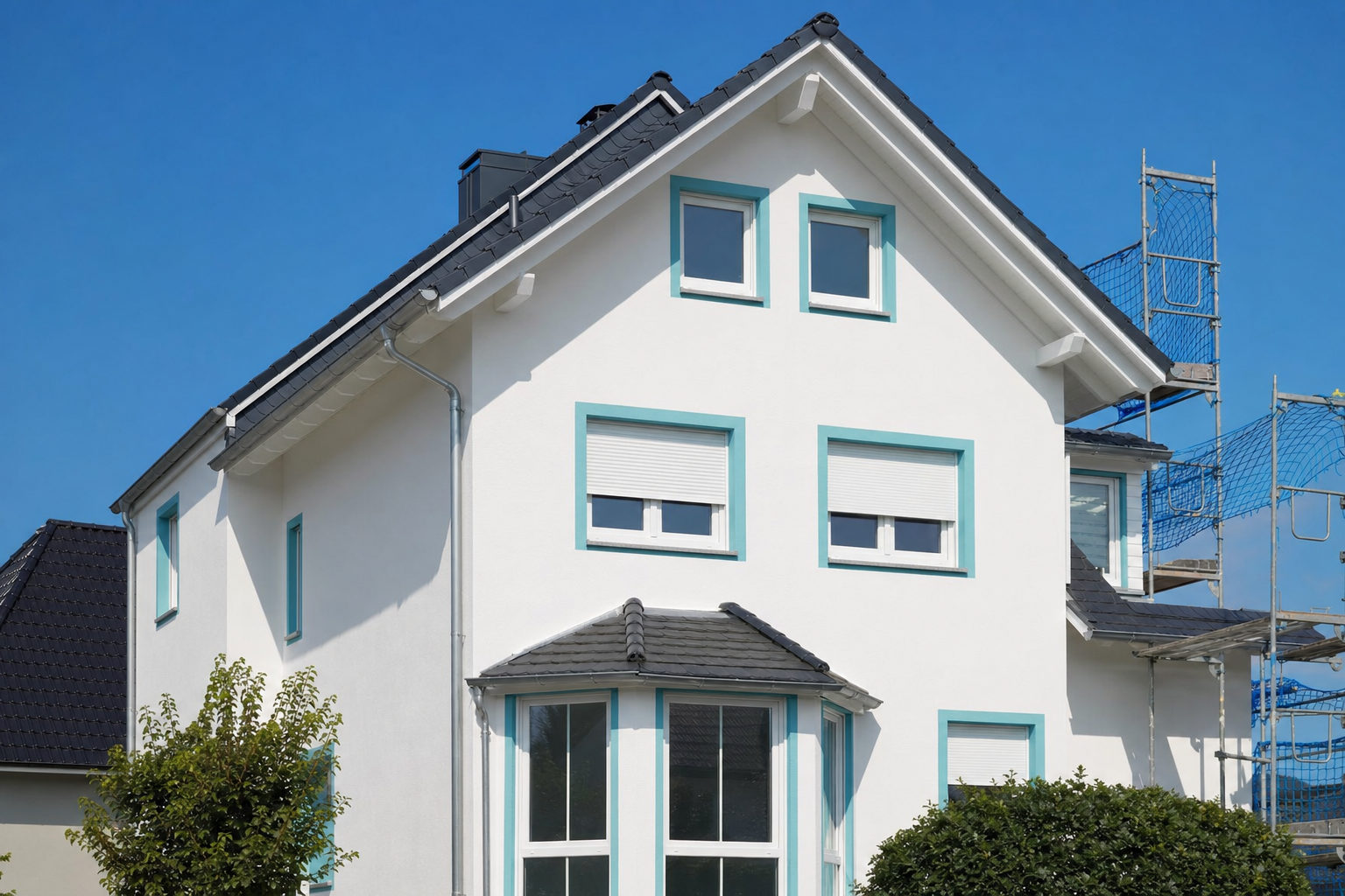 Fassadenanstrich Einfamilienhaus – Kompletter Fassadenanstrich mit farbig abgesetzten Fensterlaibungen und neuer Wärmedämmung.